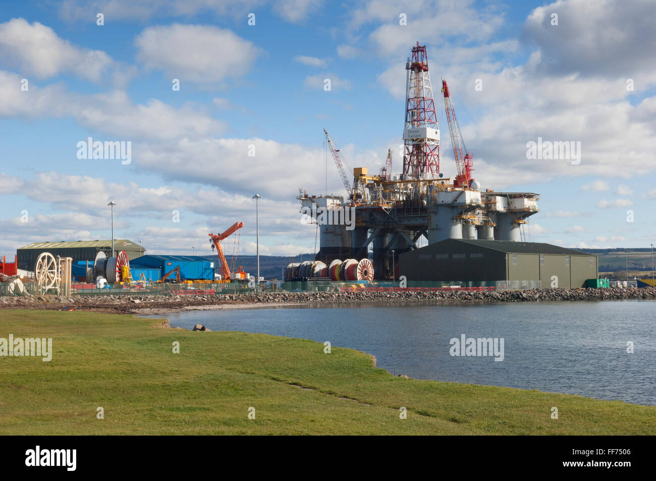 Oil Rig ormeggiato a città di Invergordon, in Cromarty Firth - Ross-shire, Scozia. Foto Stock