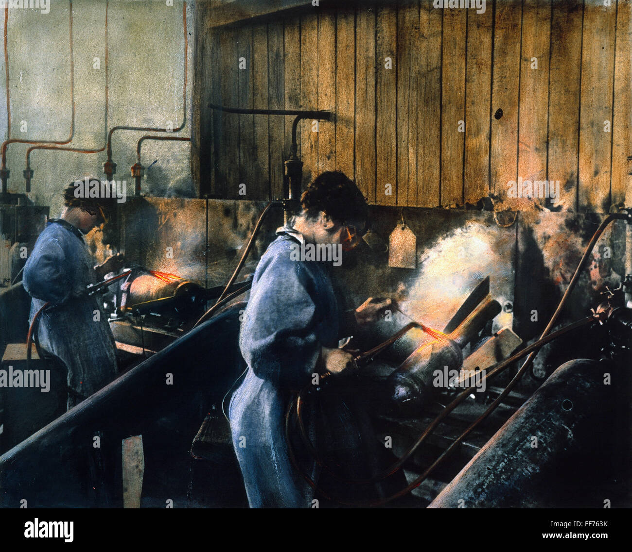 La prima guerra mondiale: donne lavoratori. /NWomen saldatura involucri di bomba in un americano di fabbrica per la produzione di munizioni, c1917. Olio Sopra una fotografia. Foto Stock