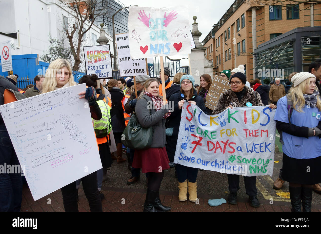 Junior i medici ospedalieri' sciopero, Kings College Hospital di Londra - cartelloni sulla linea di picchetto Foto Stock
