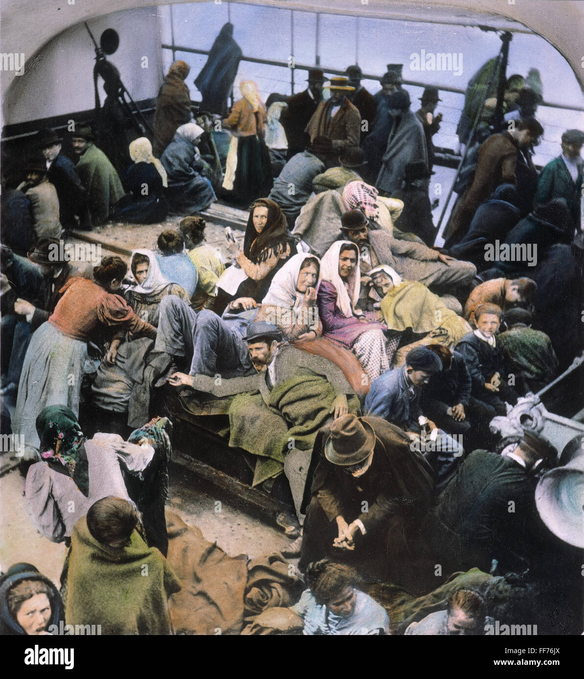 Comunità di immigrati, 1902. /NEuropean immigrati sul ponte di una nave in arrivo al Porto di New York, 1902. Olio Sopra una fotografia. Foto Stock