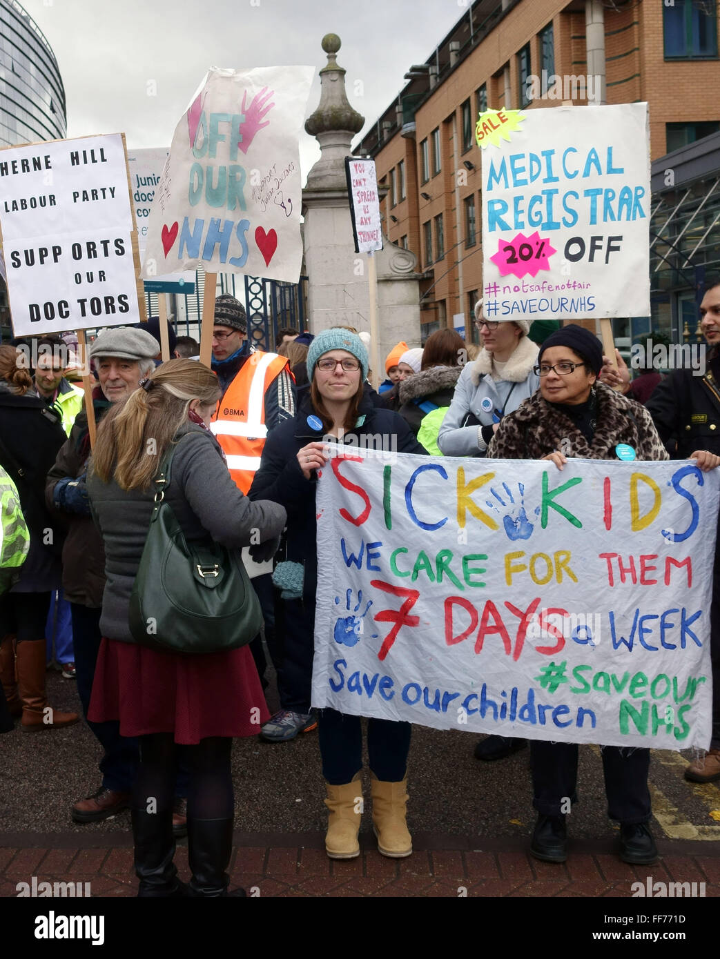Junior i medici ospedalieri' sciopero, Kings College Hospital di Londra - linea di picchetto Foto Stock