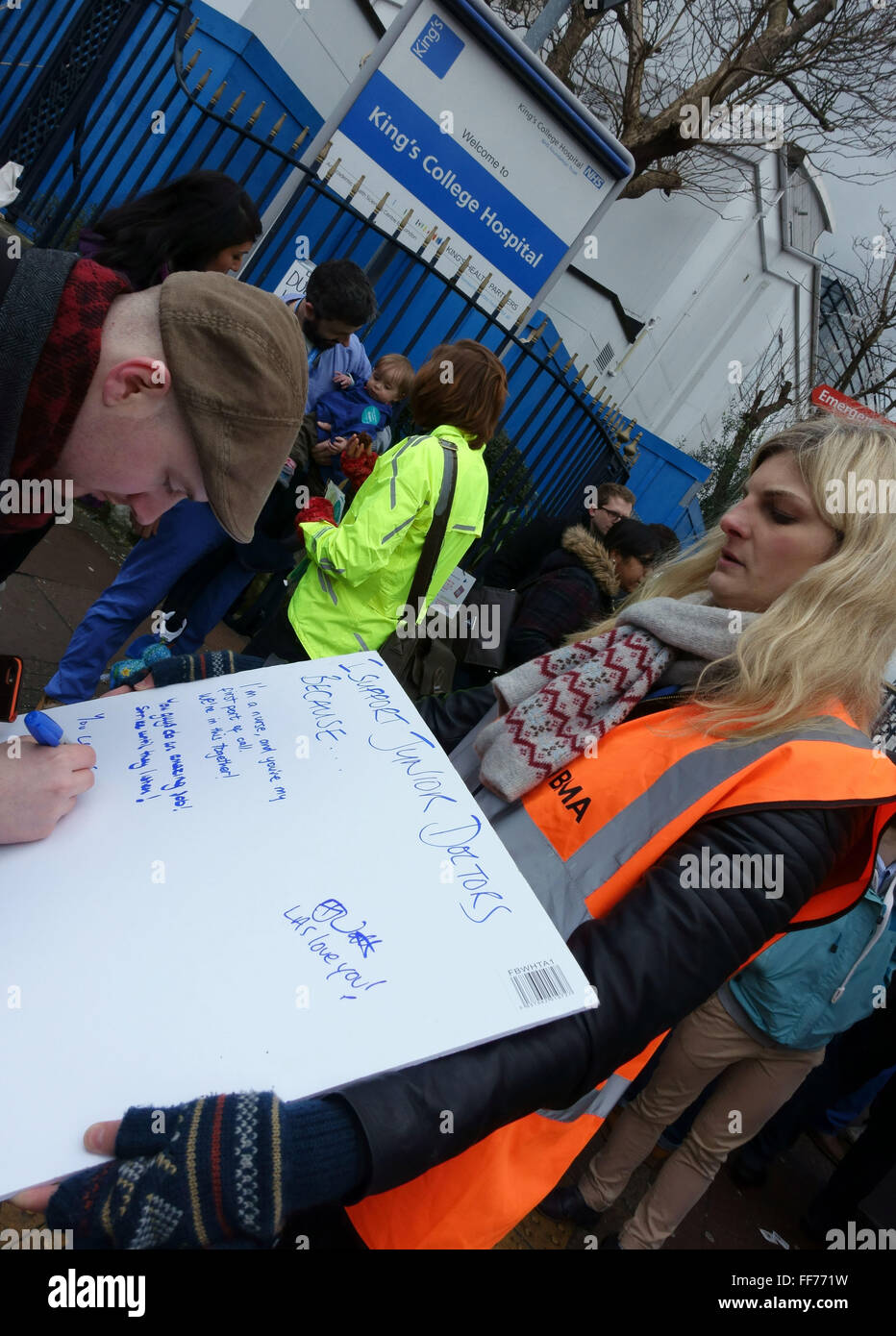 Junior i medici ospedalieri' sciopero, Kings College Hospital di Londra - supporter targhetta segnaletica Foto Stock