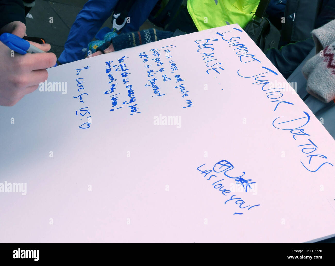 Junior i medici ospedalieri' sciopero, Kings College Hospital di Londra - firma poster di supporto Foto Stock