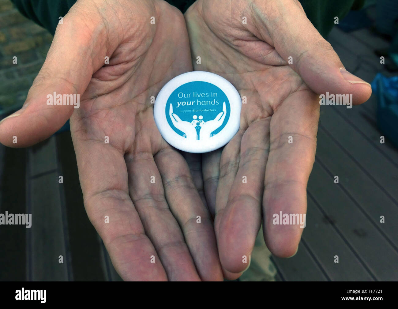 Junior i medici ospedalieri' sciopero, Kings College Hospital di Londra - badge di supporto Foto Stock