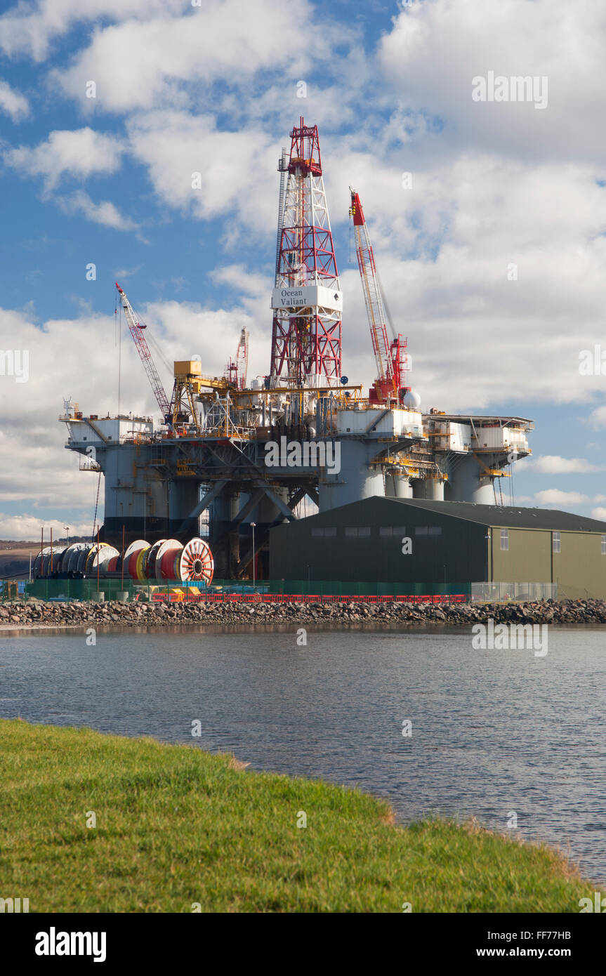 Oil Rig ormeggiato a città di Invergordon, in Cromarty Firth - Ross-shire, Scozia. Foto Stock