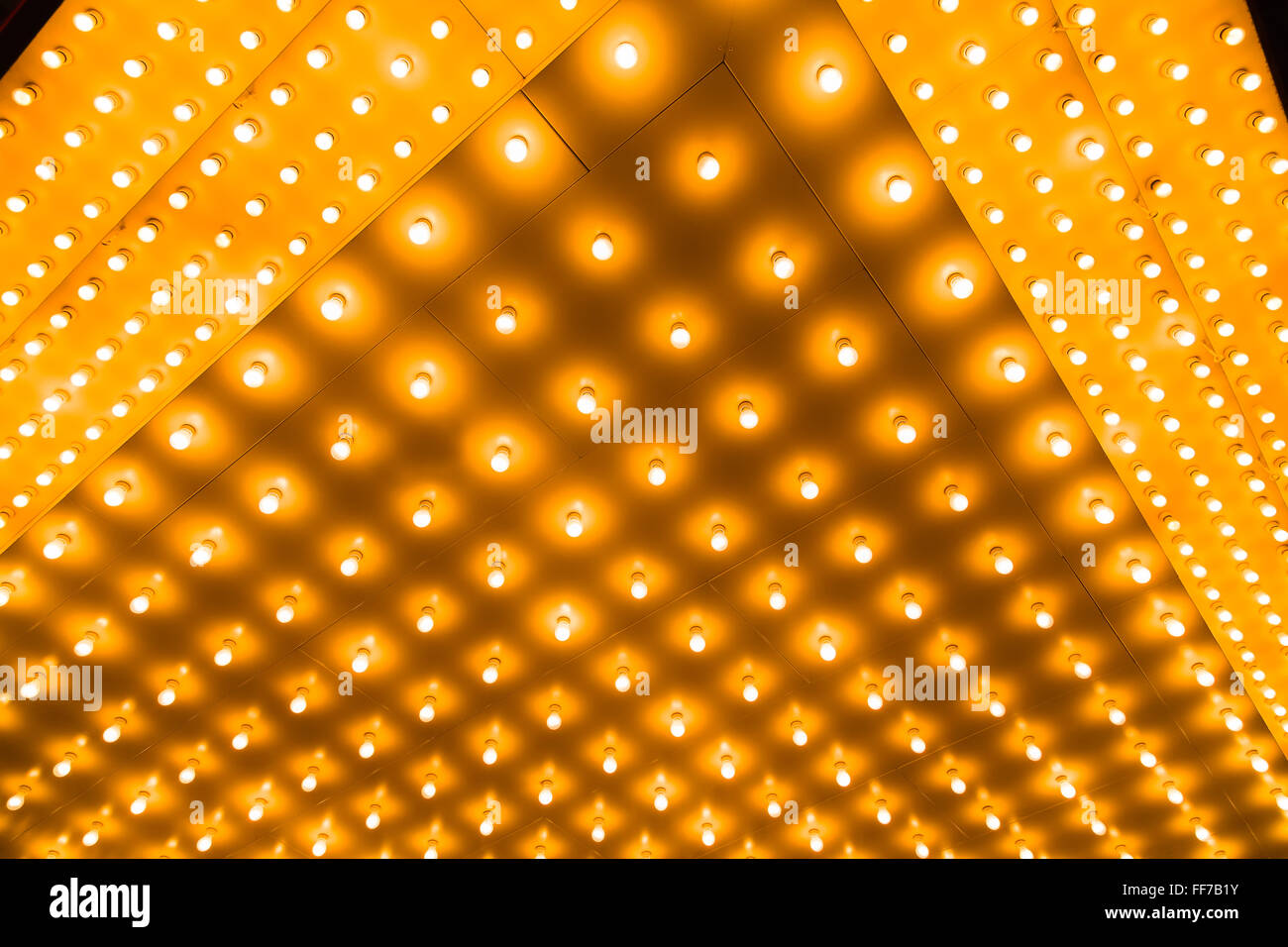 Theatre marquee esterno lampadina luci su l'ingresso esterno di un vecchio teatro Foto Stock