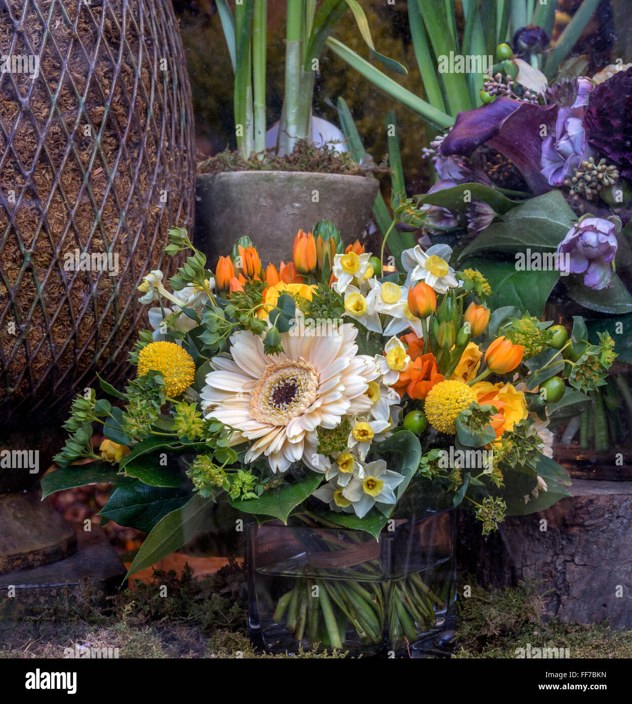 Bouquet di fiori è una raccolta di fiori in una disposizione creativa Foto Stock