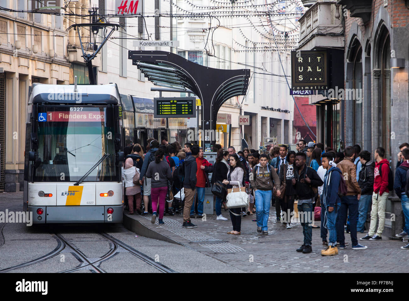 Occupata la fermata del tram Korenmarkt 1 con molti passeggeri salire o scendere la route 1 De Lijn tram elettrico per il Flanders Expo nel centro città di Gand, in Belgio. Foto Stock