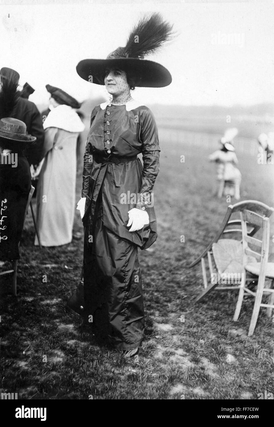 Moda, inizio 20 ° secolo / giro del secolo, signora al corso di gara, circa 1910, diritti aggiuntivi-clearences-non disponibile Foto Stock