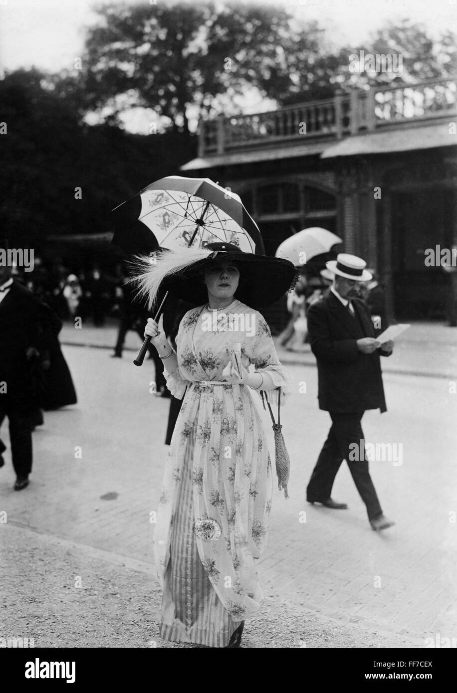 Moda, 1910 s, donna vestita alla moda a cavallo corsa, Francia, circa 1910, Additional-Rights-Clearences-non disponibile Foto Stock