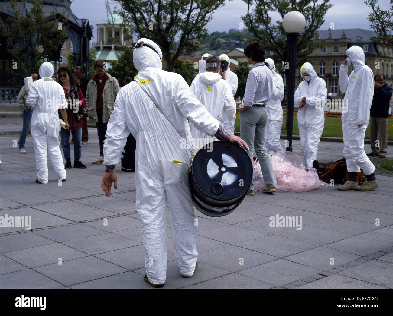 Geografia / viaggio, Germania, politica, dimostrazione, teatro di strada spontano contro l'energia nucleare dopo la catastrofe di Chernobyl, Schloßplatz, Stoccarda, 26.4.1986, diritti aggiuntivi-clearences-non disponibile Foto Stock