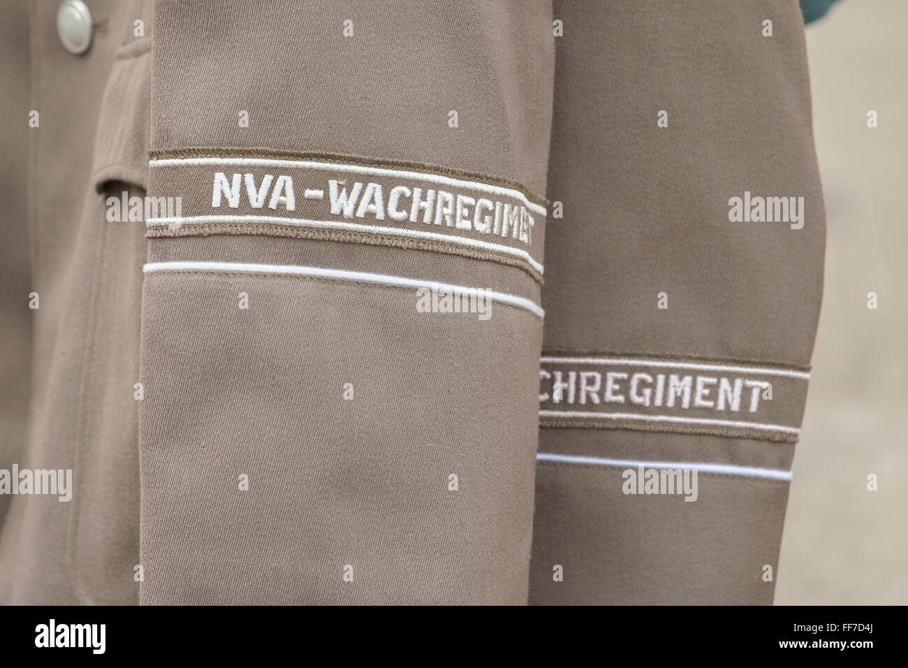 "NVA-Wachregiment' bande del bracciale sul souvenir giacche uniforme, "Checkpoint Charlie", Friedrichstrasse 43-45, 10117 Berlino, Germania. Foto Stock