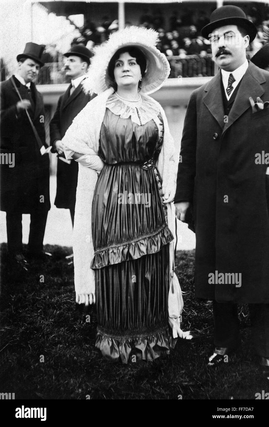 Moda, 1910 s, donna vestita alla moda sul corso di gara, Parigi, circa 1910, Additional-Rights-Clearences-non disponibile Foto Stock