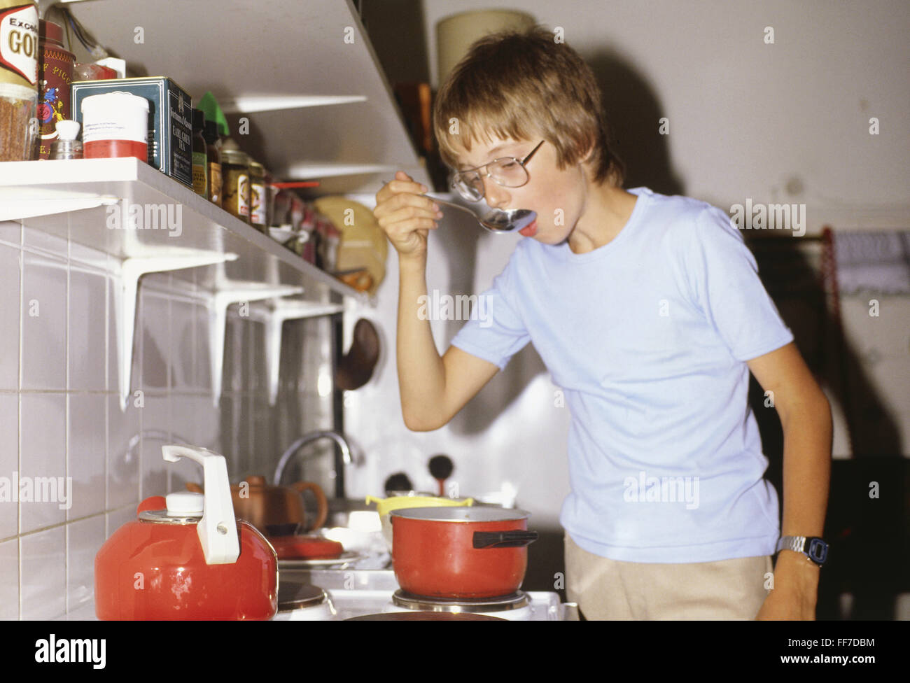 Persone, bambini, cibo e bevande, ragazzo durante il campionamento, circa anni '70, diritti aggiuntivi-clearences-non disponibile Foto Stock
