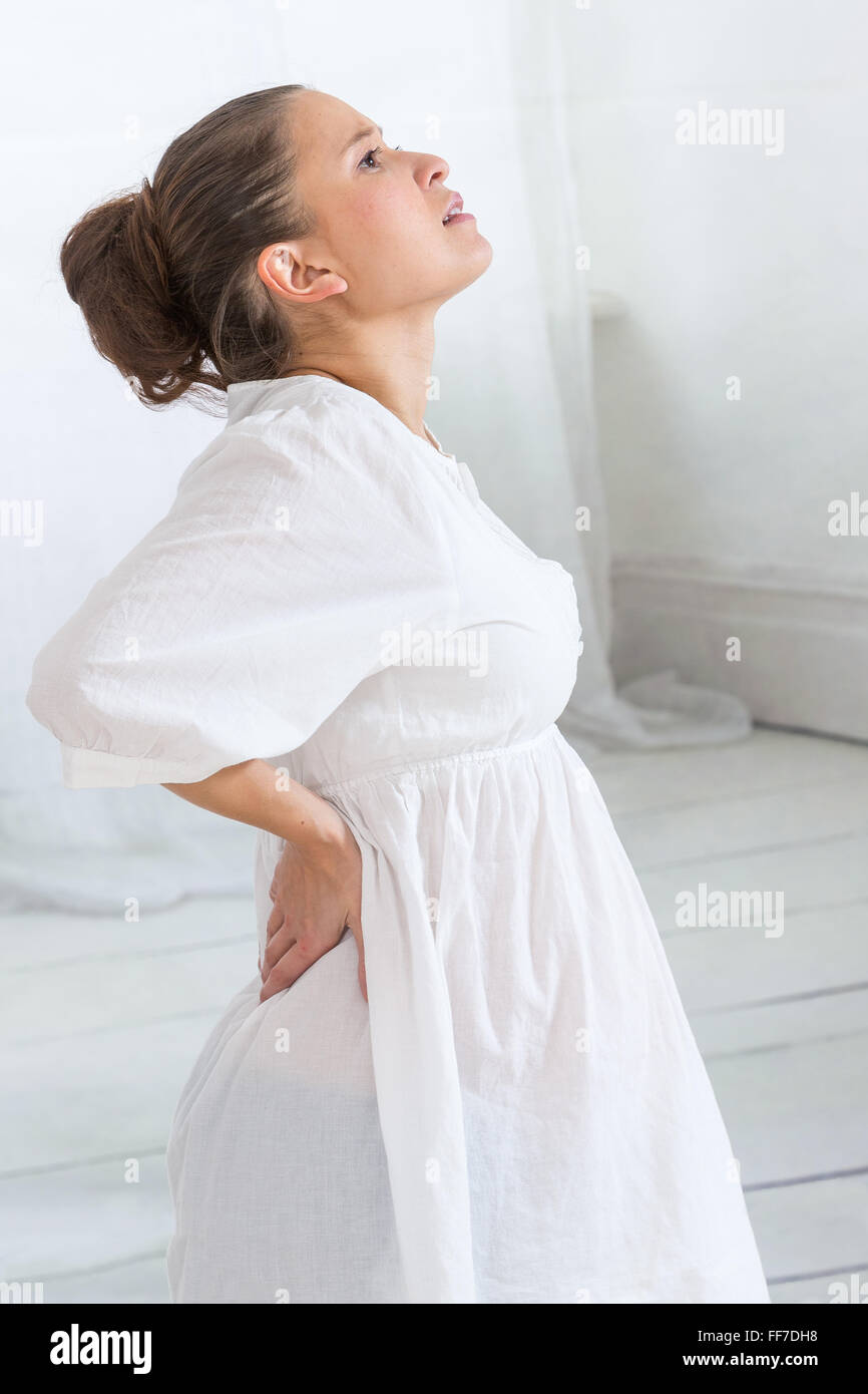Incinta donna asiatica avente dolore alla schiena Foto Stock