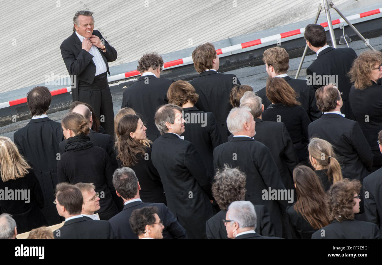 Monaco di Baviera, Germania. Xi Febbraio, 2016. Musicisti della Orchestra Sinfonica della Radio Bavarese Orchestra posano con chief conductor Mariss Jansons (L) per una foto di gruppo sul tetto del Kultfabrik nel Werksviertel a Monaco di Baviera, Germania, 11 febbraio 2016. Il nuovo Monaco di Baviera Concert Hall è da mettere qui. Foto: Matthias esitano di fronte/dpa/Alamy Live News Foto Stock