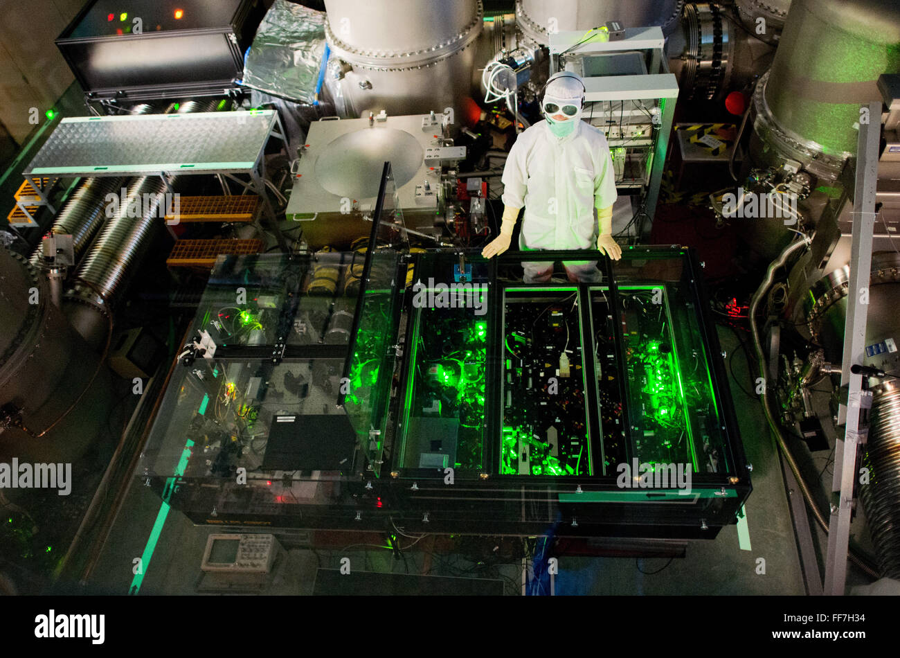 Hannover, Germania. Xi Febbraio, 2016. Assistente universitario Emil Schreiber ottimizza un sottosistema dell'GEO600 rivelatore di onde gravitazionali in Ruthe vicino Hannover, Germania, 11 febbraio 2016. Come parte del GEO600 progetto di ricerca, essenziali componenti tecnici sono stati sviluppati e collaudati, che vengono poi distribuiti in "Lingo' onda gravitazionale osservatorio in USA. La GEO600 rivelatore di onde gravitazionali è gestito dall'Istituto Max Planck per la Fisica della Gravitazione. Foto: JULIAN STRATENSCHULTE/dpa/Alamy Live News Foto Stock