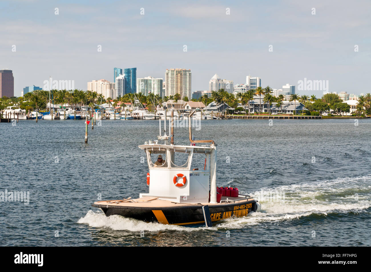 Trainare in barca a vela yacht trainato per un posto sul nuovo River a Fort Lauderdale, Florida. Foto Stock