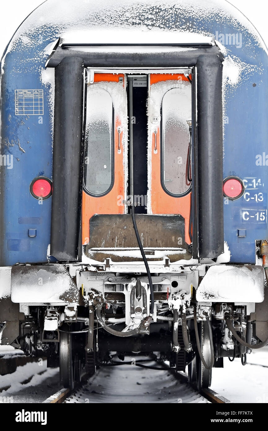 Dettaglio shot con congelati vagone treno tamponi e links di collegamento in inverno Foto Stock
