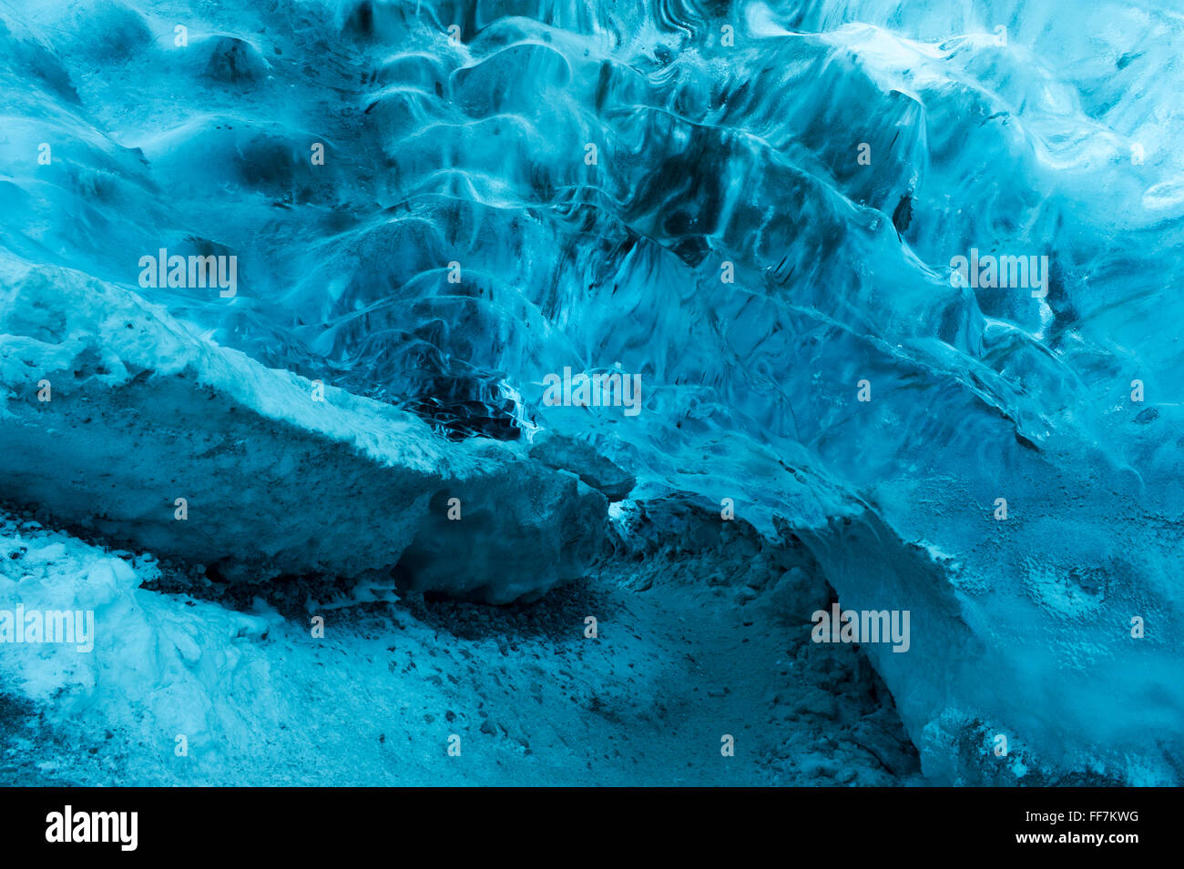 Grotta di ghiaccio a base di Jokulsarlon ghiacciaio, Islanda Foto Stock