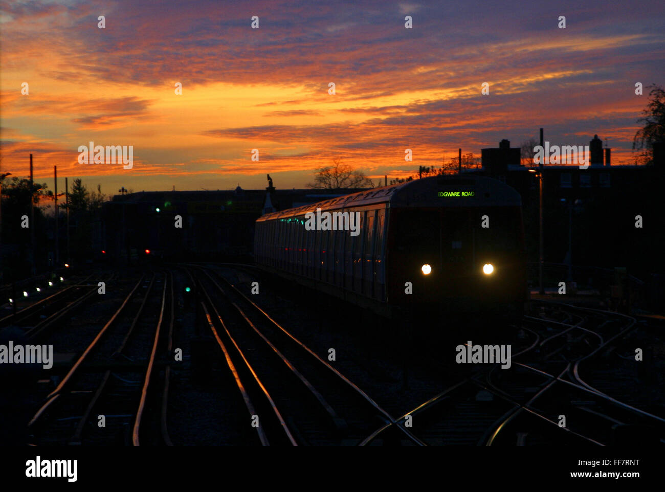 Tramonto a Parsons Green tube station, a sud-ovest di Londra. Un treno della District line andando a Edgware road station. Foto Stock