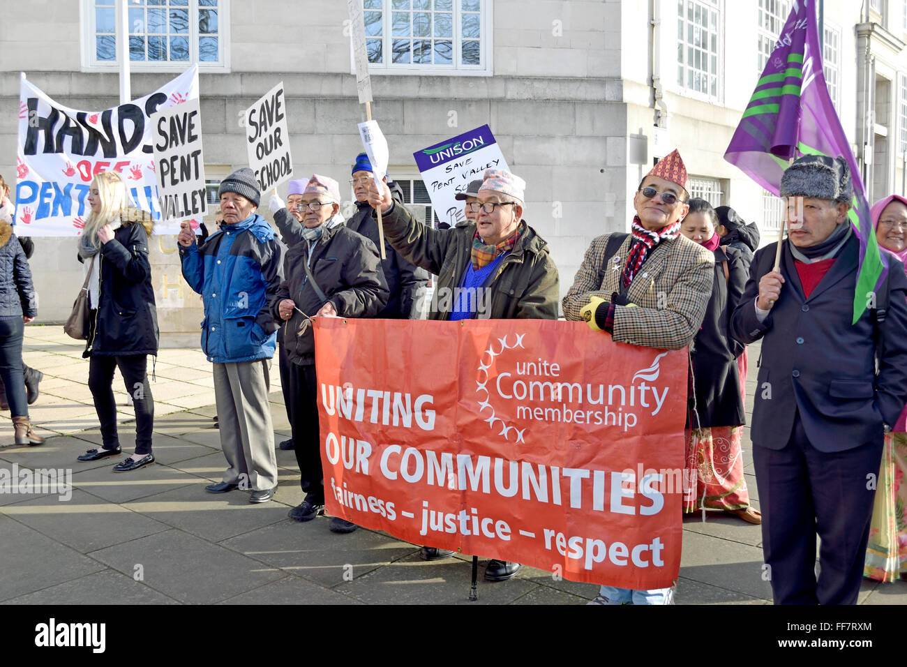 Maidstone, Kent, Regno Unito. Xi Febbraio, 2016. I manifestanti si raccolgono al di fuori della County Hall in Maidstone per salutare la contea del Kent consiglieri prima di una votazione su un bilancio comprendente un 4% Tassa Del Consiglio rise e £80m di sterline in tagli. I membri di Unite sono unite da attivisti contro la chiusura di Pent Valle Scuola, Folkestone e Dorothy Lucy Day Care Center Credito: PjrNews/Alamy Live News Foto Stock