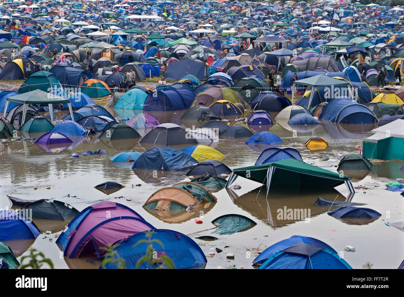 Un campo di allagamento del tende a umido molto 2005 festival di Glastonbury Foto Stock
