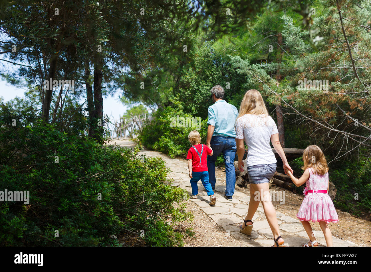 Famiglia passeggiate nella foresta a ora legale Foto Stock