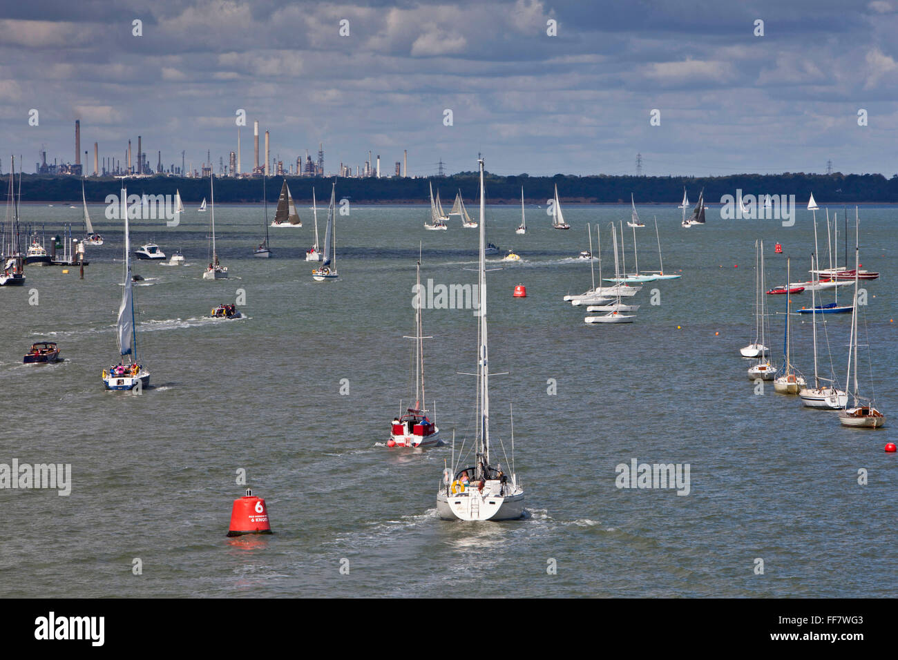 Guardando attraverso il Solent verso Fawley raffineria di petrolio dall'Imbuto Rosso traversata in traghetto da East Cowes a Southampton. Foto Stock