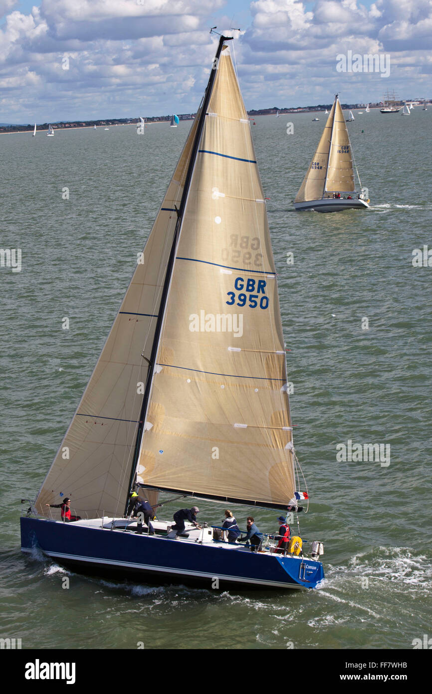 Un paio di corse yachts godendo di domenica pomeriggio racing su Solent, Regno Unito. Foto Stock