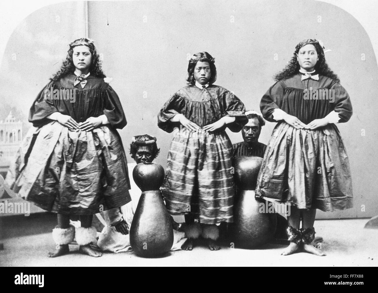 Ballerini di Hula, c1875. /NHula costume adatto con l afflusso di missionari durante il 1870s. Foto Stock