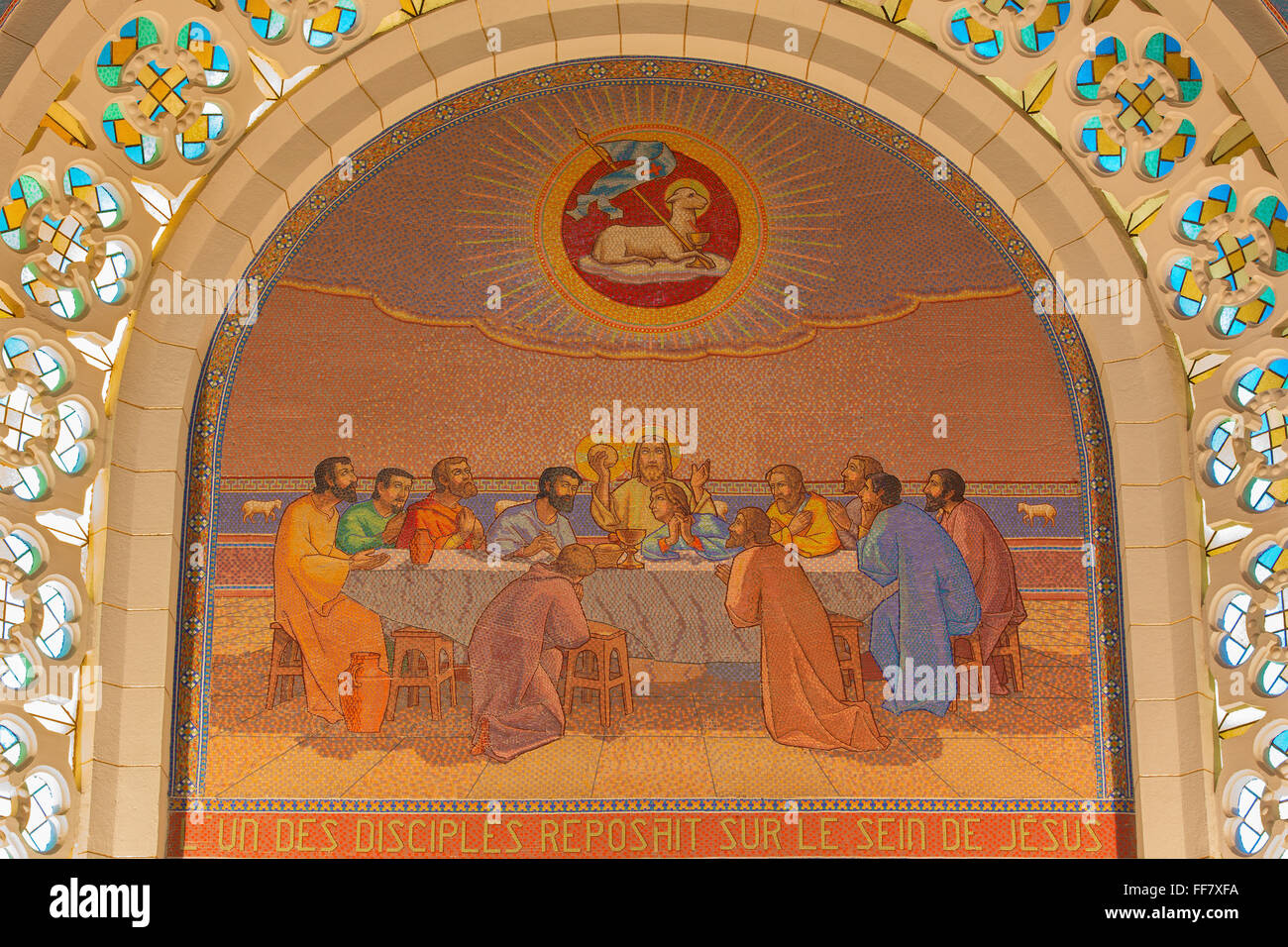 Gerusalemme, Israele - 3 Marzo 2015: l'ultima cena. Mosaico nella chiesa di San Pietro in Gallicantu. Foto Stock