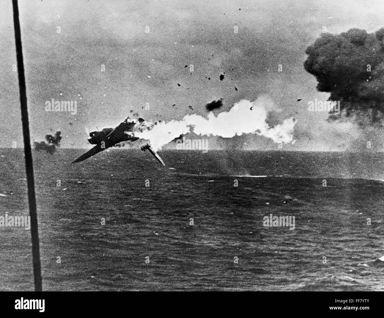 II Guerra Mondiale: kamikaze, 1943. /NJapanese kamikaze aereo distrutto dal suo bersaglio, una U.S. portaerei, vicino le Isole Marshall durante la II Guerra Mondiale, dicembre 1943. Foto Stock
