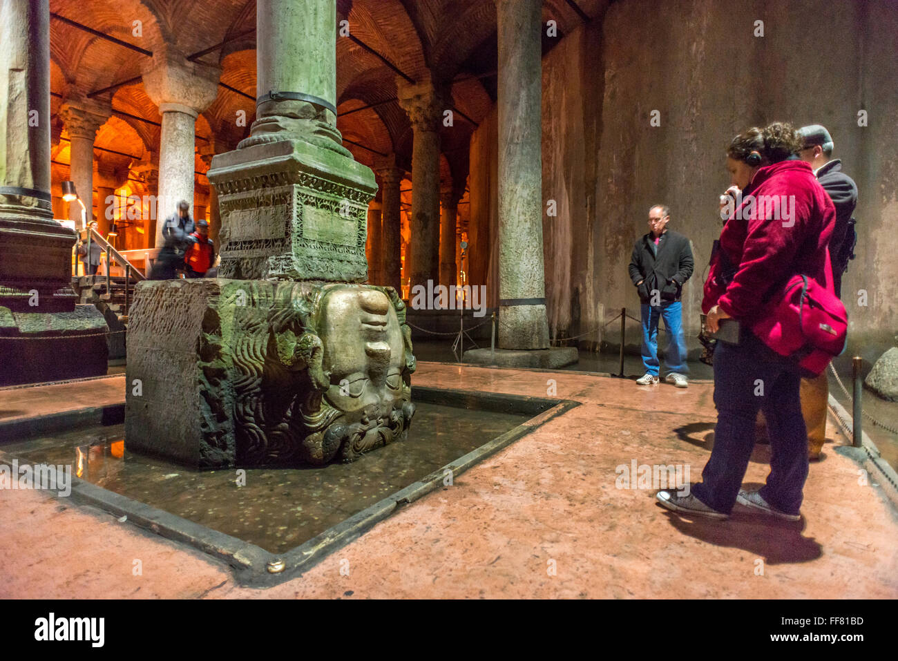 La colonna con la statua di Medusa all interno della Basilica Cisterna che si trova sotto le strade di Istanbul in Turchia. Foto Stock