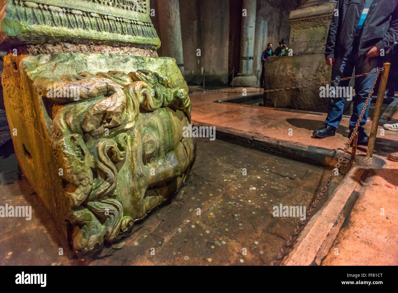 La colonna con la statua di Medusa all interno della Basilica Cisterna che si trova sotto le strade di Istanbul in Turchia. Foto Stock