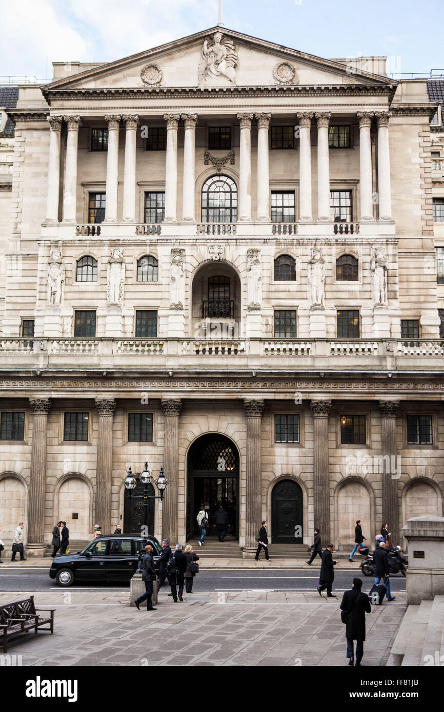 A London street view della Bank of England, Threadneedle Street, Londra, Regno Unito. La Banca di Inghilterra è la banca centrale del Regno Unito. Esso è stato istituito nel 1694 ed è la seconda più antica banca centrale al mondo. La Banca presso la sede centrale sono stati a Londra nel principale quartiere finanziario della City di Londra dal 1734 ed è anche conosciuta come la vecchia signora di Threadneedle Street ed è un immagine iconica di Londra e la politica monetaria. Foto Stock
