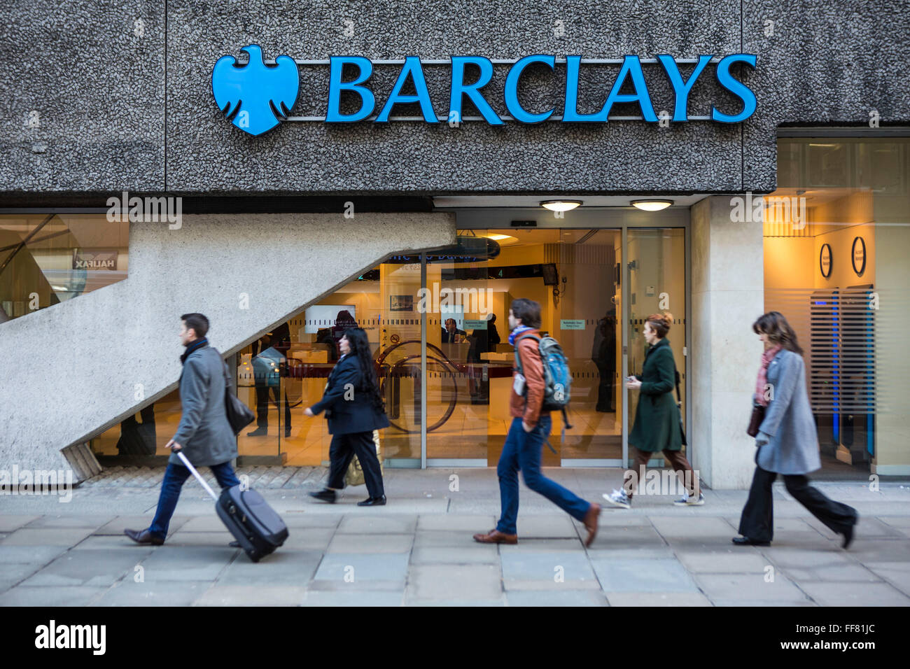 British pedoni a piedi passato a Barclays Bank in Moorgate, Londra, Regno Unito. Barclays plc è una multinazionale britannica bancario e finanziario della società di servizi con sede a Londra, è la settima più grande banca mondiale. La banca è stata associata con tante polemiche tra cui l'evasione fiscale e grandi bonus. Foto Stock