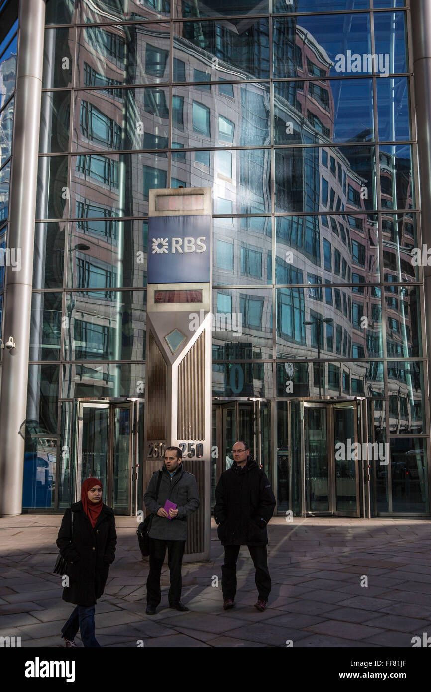 I lavoratori della città al di fuori della Royal Bank of Scotland Head office su Bishopsgate, London, Regno Unito. Foto Stock