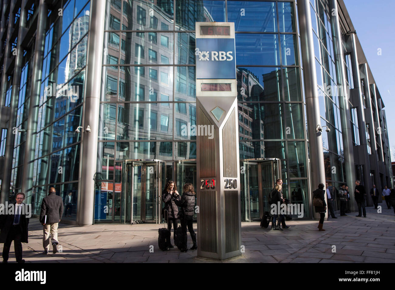 I lavoratori della città al di fuori della Royal Bank of Scotland Head office su Bishopsgate, London, Regno Unito. Foto Stock