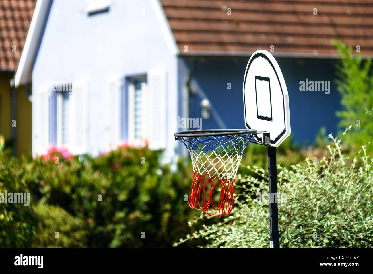 Busketball hoop sulla strada del piccolo villaggio, Alsazia, Francia Foto Stock