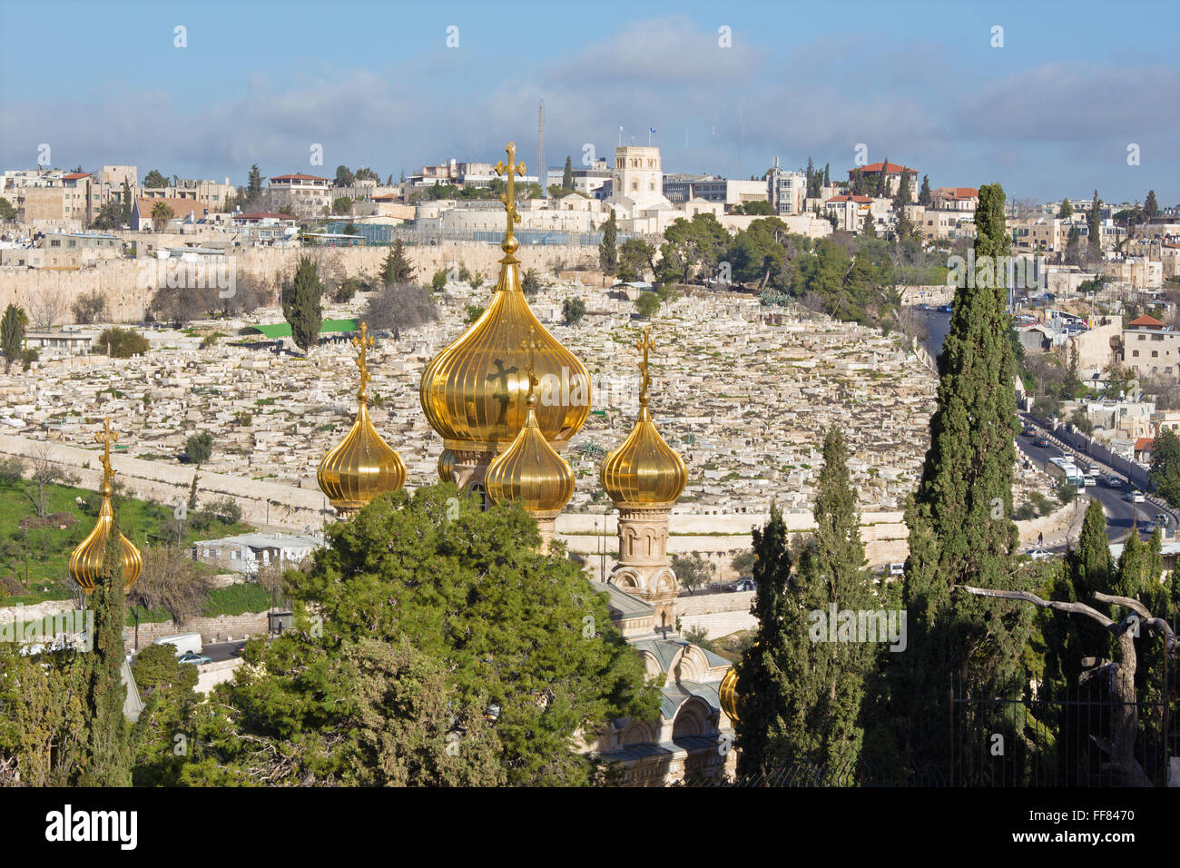 Gerusalemme - Outlook dal Monte degli Ulivi di hl. Maria di Magdala chiesa ortodossa russa nella luce del mattino con il cimitero e Foto Stock