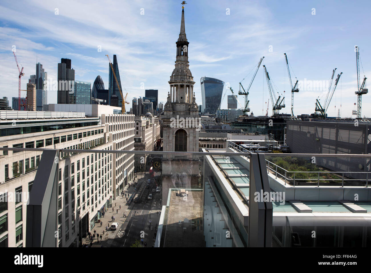 La guglia di St Mary-le-Bow dal tetto di un nuovo cambiamento, Londra UK. Una chiesa storica ricostruita dopo il grande incendio del 1666 da Sir Christopher Wren nella città di Londra. Foto Stock
