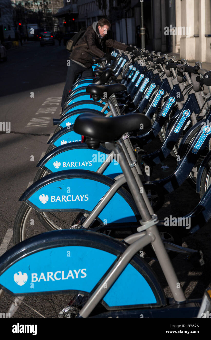 Le moto schierate in Barclays cycle hire stand, Liverpool Street, Londra, Regno Unito. Queste moto, spesso chiamato Boris Bikes, dopo il sindaco parte del trasporto per Londra rete. Foto Stock