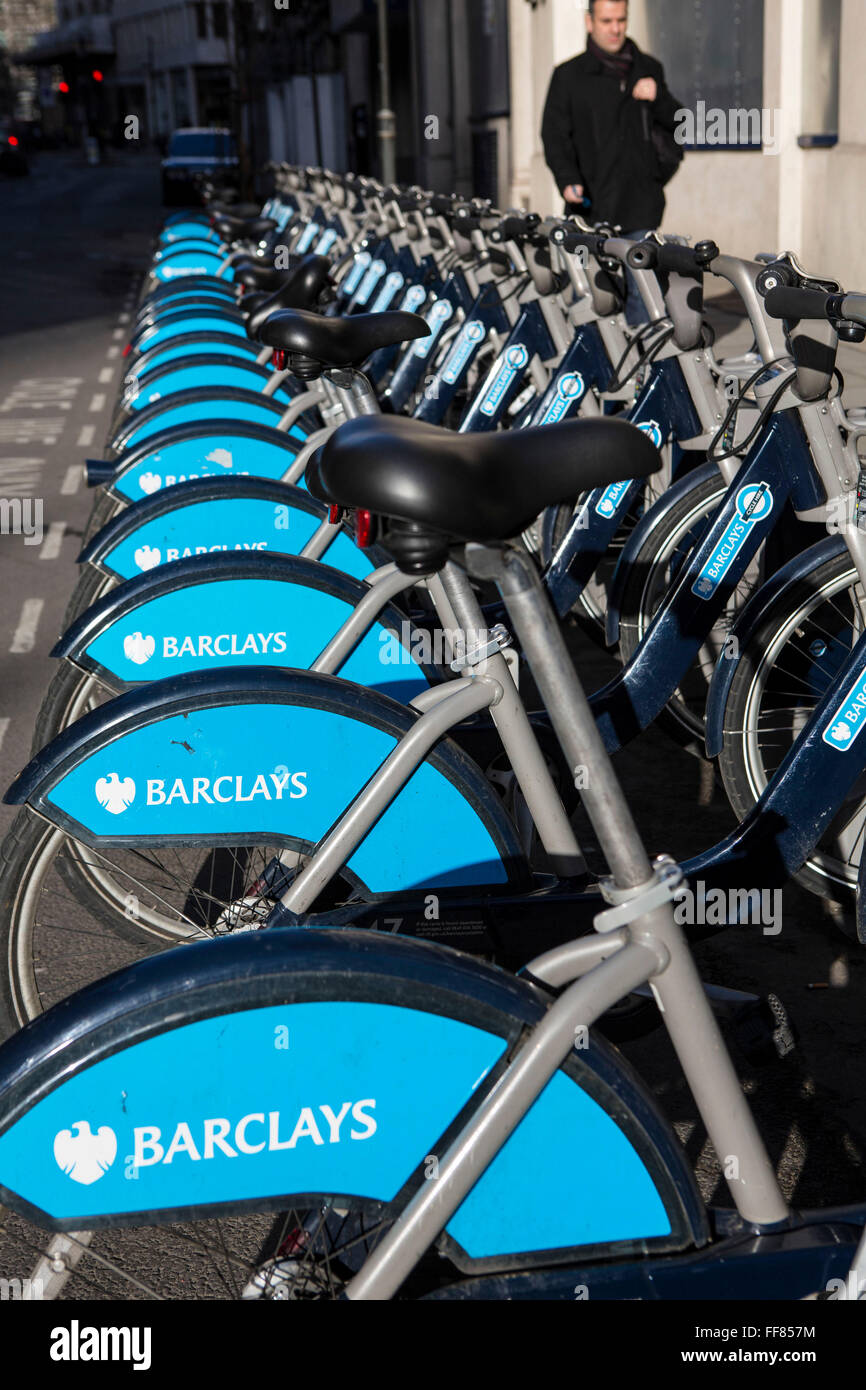 Le moto schierate in Barclays cycle hire stand, Liverpool Street, Londra, Regno Unito. Queste moto, spesso chiamato Boris Bikes, dopo il sindaco parte del trasporto per Londra rete. Foto Stock