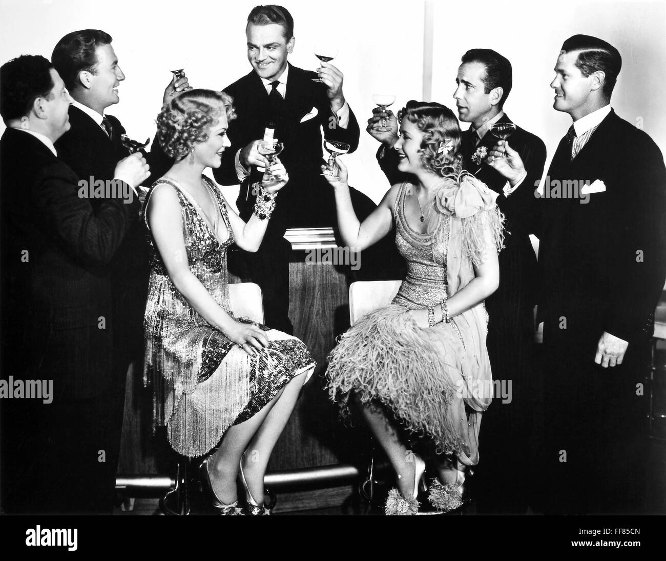 FILM: 'anni ruggenti.' /nHumphrey Bogart (a destra del centro) e James Cagney (centro) in 'Anni Ruggenti," 1939. Foto Stock