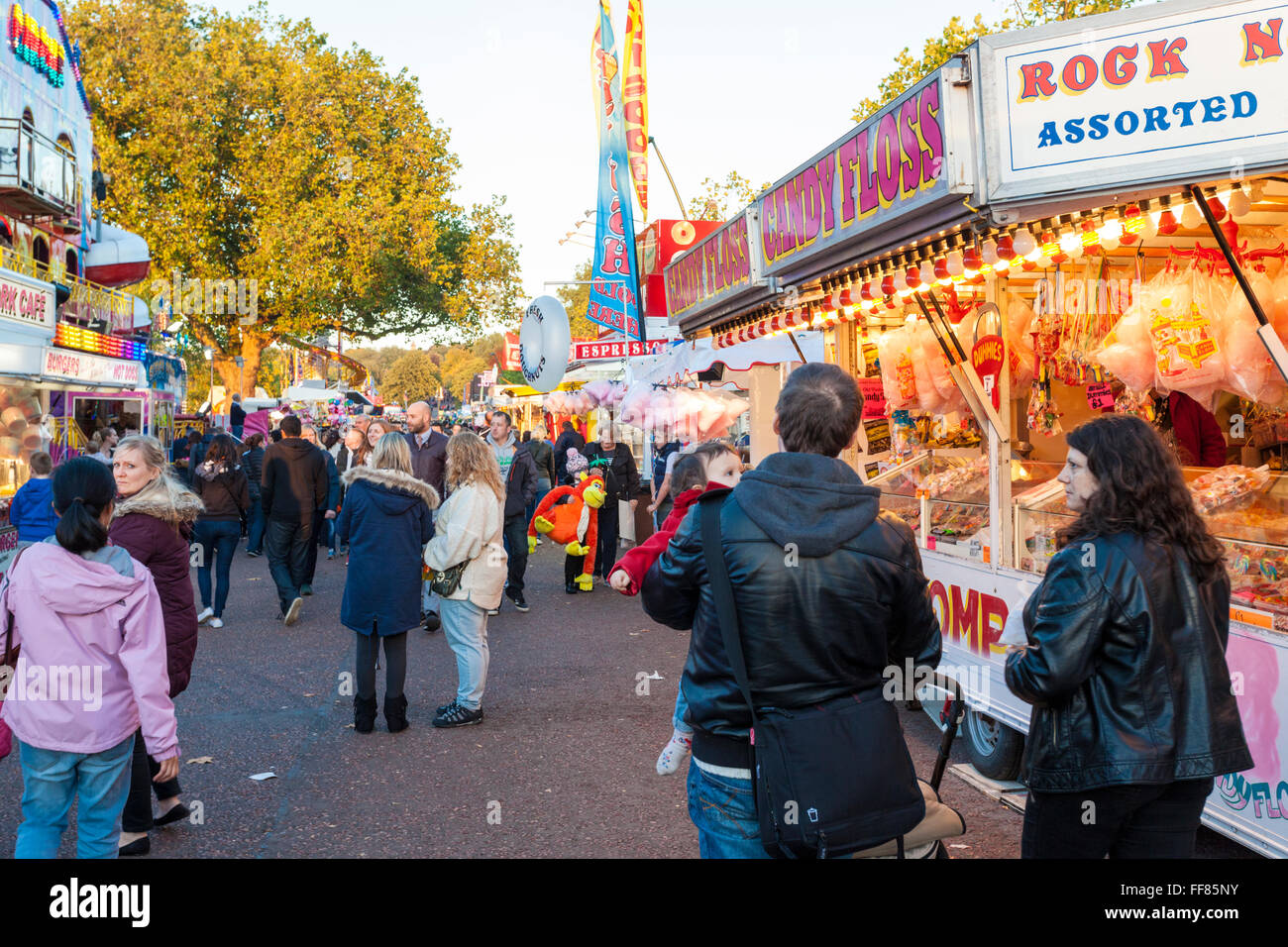 Una folla di persone a baracconi, fast food si erge e Candy Floss bancarelle in una fiera. Fiera d'oca, Nottingham, Inghilterra, Regno Unito Foto Stock