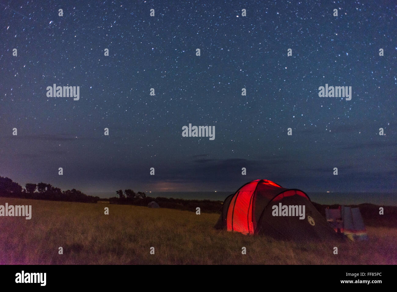 Campeggio sotto le stelle su una chiara notte nel sud prosciutti del Devon. Foto Stock