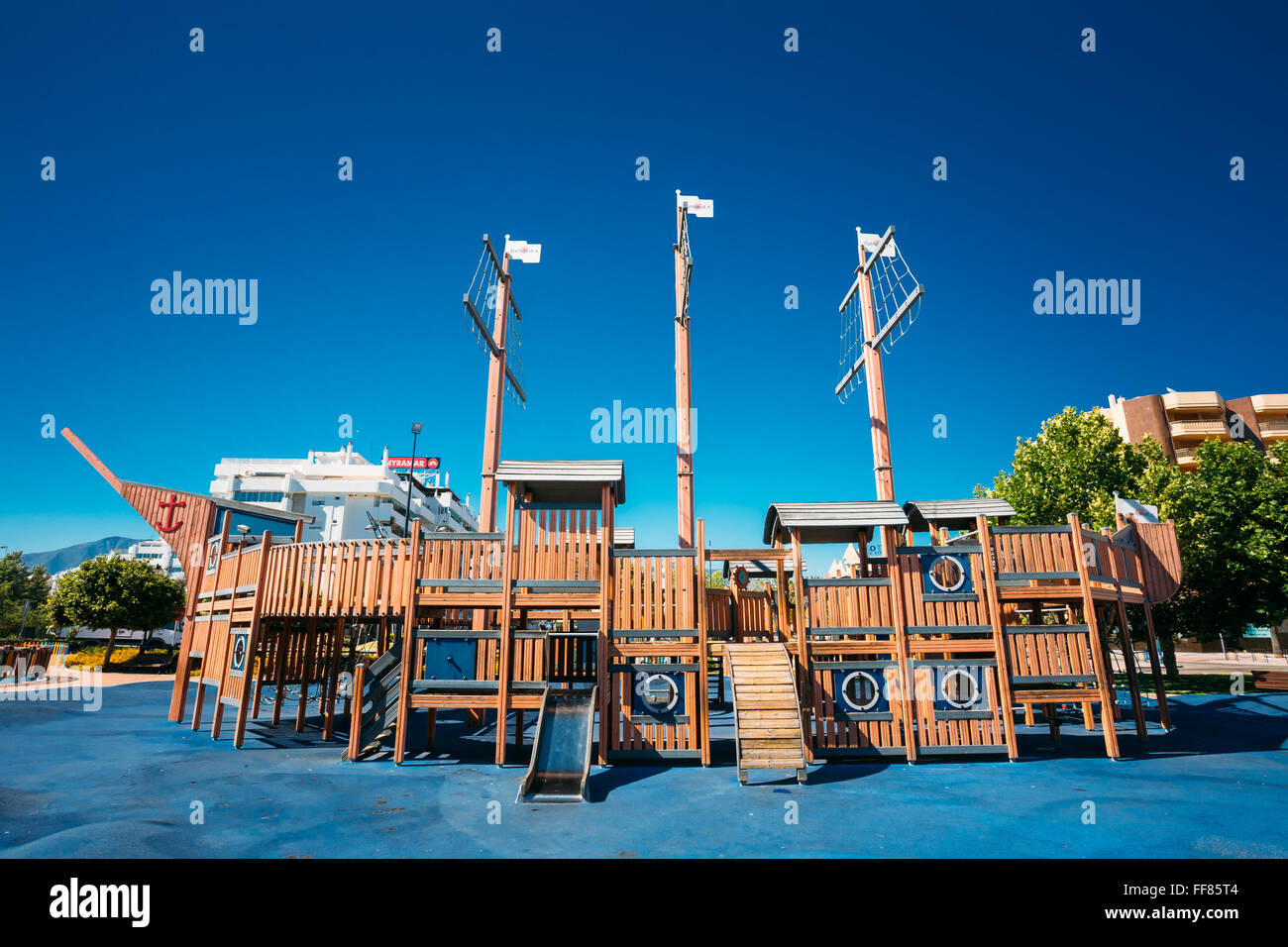 MIJAS, Spagna - 19 giugno 2015: giochi per bambini a forma di legno vecchia nave pirata in posizione di parcheggio Foto Stock MIJAS, Spagna - 19 giugno 2015: giochi per bambini a forma di legno vecchia nave pirata in posizione di parcheggio Foto Stock