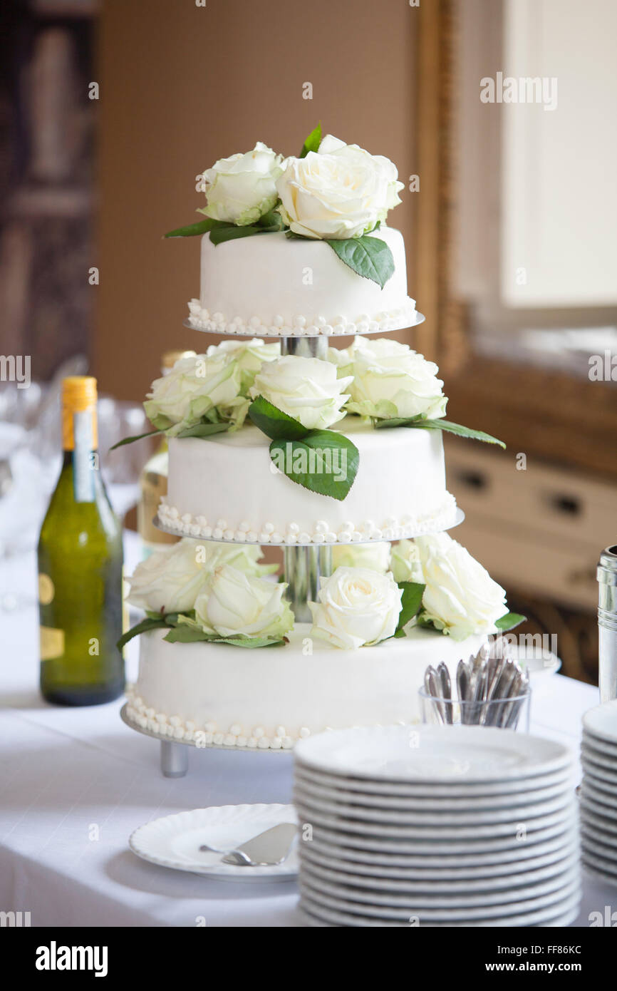 Bianco torta di nozze con rose bianche Foto Stock