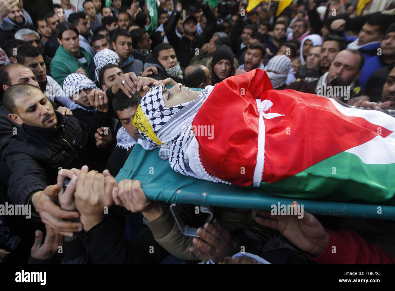 Hebron, West Bank, Territorio palestinese. Xi Febbraio, 2016. Lutto palestinese portano il corpo di Omar Jawabra, che è stato ucciso dal fuoco israeliano durante scontri nei pressi di Hebron il giorno prima e durante il suo funerale a al-Aroub campo profughi palestinese, a nord della Cisgiordania città di Hebron il 11 febbraio, 2016. Truppe israeliane sparato e ucciso Jawabra che l esercito aveva detto stato che lanciano pietre a veicoli israeliano su una strada nella West Bank occupata mercoledì Credito: Wisam Hashlamoun APA/images/ZUMA filo/Alamy Live News Foto Stock